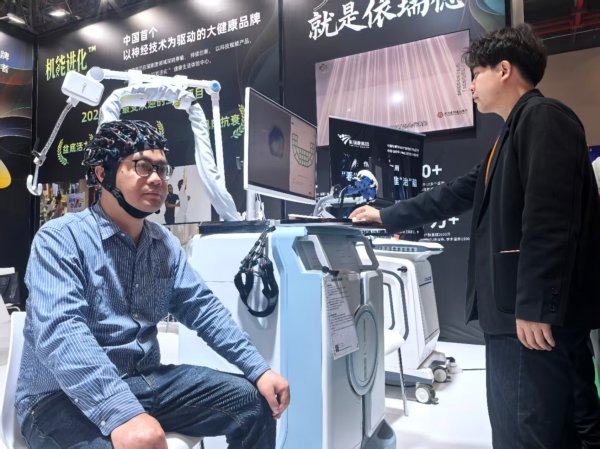 配资世界门户官网 脑机接口、超声机器人亮相第七届健博会，AI+大健康提速