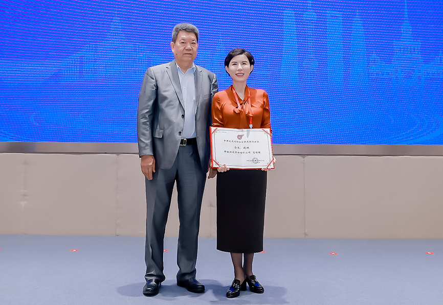 中国交通运输协会副会长王国栋（左）为快运物流分会会长钱琳颁发证书