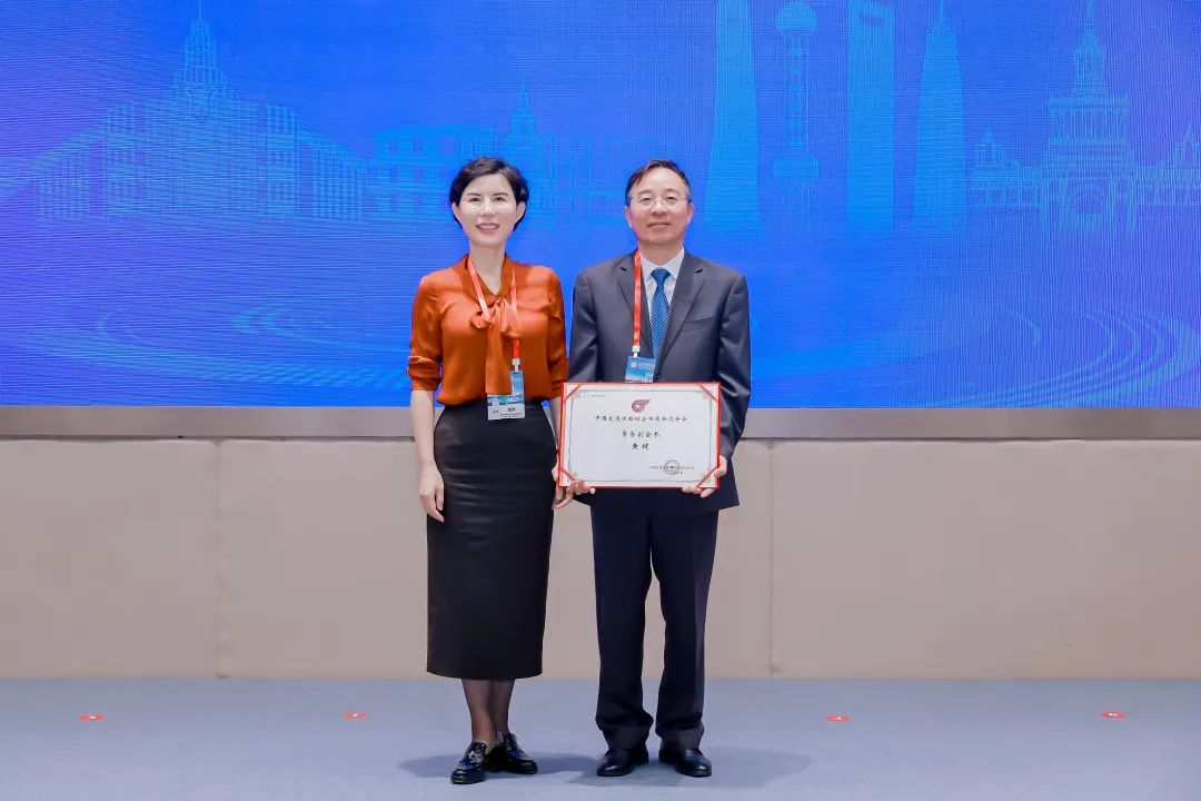 快运物流分会会长钱琳（左）为分会常务副会长黄健颁发证书